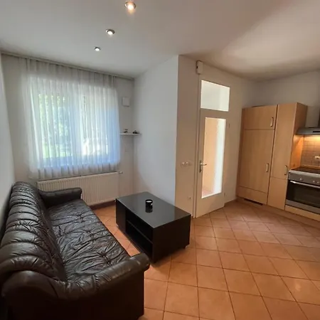 Two Bedroom With Fully Equiped Kitchen And Free Private Parking *